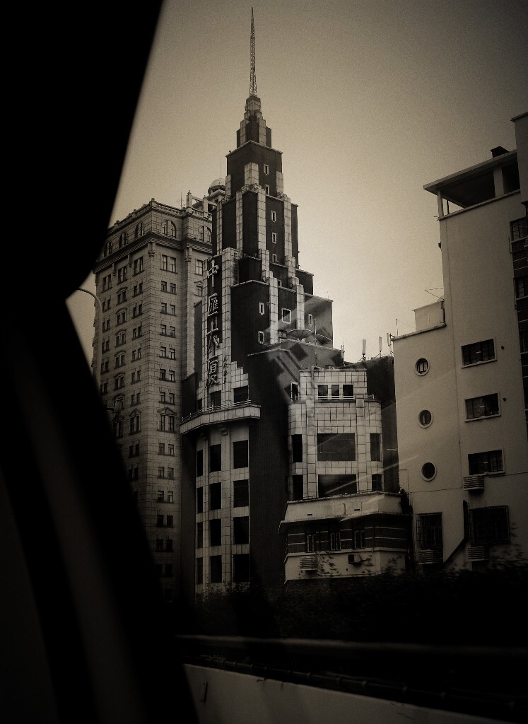 <br />
<br />
人活在世上要靠两样东西,胆识和智慧 ,杯中酒常满 桌上无虚席。每次路过杜月笙银行都有多看几眼。<br />
1840年满清的大门被打开,外资银行鱼贯入华。<br />
1897年中国通商银行创立于上海,盛宣怀为主发起人,李鸿章等洋务重臣先后入股。中国通商银行是中国人自办的第一家近代银行,上海地区设立的第一家华资银行。<br />
中国通商银行发行的第一批纸币正面印有“中国通商银行钞票永远通用”、“只认票不认人”反面印有英文“中国皇家银行”。<br />
清朝结束之后,中国通商银行曾经拥有的特权不复存在。<br />
民国政府成立,中国通商银行就将英文名称由 “The Imperial Bank of China”中国皇家银行变更为“Commercial Bank of China与中文名称保持一致。<br />
杜月笙系傅筱庵再三恳求之下,辞不获已同意出任中国通商银行董事长。<br />
1941年杜月笙至重庆设立分行,随后又在西北地区及四川等地广泛开展业务。<br />
1944年中国通商银行等官商合办银行闹出了官股退出事件。<br />
为顾全大局着想,仍毅然前往接事,临时商由中交等行拨款接济,挤兑形势,始告缓和。杜月笙在中国通商银行纪念文章中写道。<br />
1947年中国通商银行迎来50周年庆,邀请杜月笙、章士钊等人撰写纪念文章,隆重推出一本纪念文集,名为《五十年来之中国经济》。<br />
杜月笙“五十年来中国通商银行之进展,与夫五十年来中国政治之演变,息息相关,若为表里。” <br />
1949年中国通商银行得以继续存在,其官股由人民政府接收作为“公股”,实行公私合营。<br />
1952年中国通商银行和上海其他59家金融机构公私合营。<br />
杜先生的“继往开来靳求新生”的话语犹在耳边。强烈的希望,比任何一种已实现的快乐,对人生具有更大的激奋作用。<br />
发黄的记忆魔都往事点滴在蔓延,中国通商银行走入了历史的尘埃。<br />