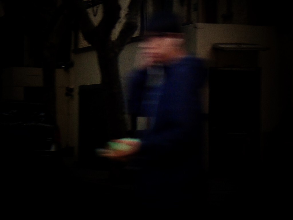 <br />
<br />
在所有的禁欲道德里,人把自己的一部分视为神,加以崇拜,因此被迫把其他部分加以恶魔化——尼采。<br />
花酒:用花酿的酒《宋史•外国传五•三佛齐国》:有花酒、椰子酒、槟榔酒、蜜酒,皆非麴糵所醖,饮之亦醉。<br />
吃花酒多半是请几个歌伎陪座,觥筹交错之间以资调笑活跃气氛。<br />
唐吕岩 《敲爻歌》:色是药,酒是禄,酒色之中无拘束,只因花酒误长生,饮酒带花神鬼哭。<br />
《官场现形记》第七回:你看来往官员那一个不吃花酒。<br />
胡适:何德梅常邀这班人打麻将,我不久也学会了。我们打牌不赌钱,谁赢谁请吃雅叙园。我们这一班人都能喝酒,每人面前摆一大壶,自斟自饮。从打牌到喝酒,从喝酒又到叫局,从叫局到吃花酒,不到两个月,我都学会了。我那几个月之中真是在昏天黑地里胡混。有时候,整夜的打牌;有时候,连日的大醉。<br />
1923年版胡朴安《中华全国风俗志》:当时北京无一人不入胡同上盘子(妓院)。<br />
一个人在本性的驱使下,会力图控制自己的习惯或竭力为自己的习惯辩护,或尊重,或责备,掩饰自己的习惯。具有相同本性的两个人,很可能会追求根本不同的目标。<br />
《二十年目睹之怪现状》第三二回:那有这等巧事!说要打茶围,果然就有人请你吃花酒了。<br />
民国日记为我们解读了一方面有内心放纵之一面,另一方面又视之为罪恶,这是人内心矛盾之处。 <br />