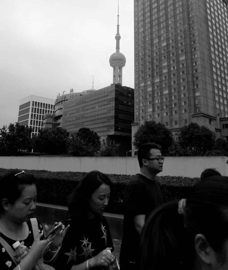 <br />
全球化,20世纪80年代世界范围日益凸现的新现象,物质和精神产品的流动冲破区域和国界的束缚,货物与资本的越境流动,经历了跨国化、局部的国际化以及全球化这几个发展阶段。货物与资本的跨国流动是全球化的最初形态,在此过程中出现了相应的地区性、国际性的经济管理组织与经济实体,以及文化生活方式、价值观念意识形态等精神力量的跨国交流、碰撞冲突,影响到地球上每个角落的生活。<br />
globalization是个具有煽动性的词。拥护者憧憬它会给整个世界带来空前的进步和繁荣;批评者断言它会给发展中国家带来贫困、战争甚至文化灭绝。什么是全球化?我们真的在经历空前的全球化?以往的全球化给我们带来过什么? <br />
马克思说:不同阶级之间因经济、政治以及其他方面的利益和要求不同而产生的矛盾。人们在一定的社会生产体系中,由于所处的地位不同和对生产资料关系的不同而分成工人阶级、资产阶级、无产阶级。<br />
全球化是资本的全球化,利润至上的全球化——马克思在150年前就预见了全球化的这个本质。各个阶级在一定的生产方式中,由于对生产资料的关系不同,因而有着不同的利益和要求,形成各种阶级矛盾。<br />
资产阶级和无产阶级的矛盾是资本主义社会的主要矛盾。这些基本阶级之间的矛盾,是与该社会占统治地位的生产方式直接联系在一起的。<br />
1949年以后出生的中国人对资本家的印象只是漫画,大腹便便头戴礼帽手拿雪茄烟往海里倾倒牛奶。那时候的中国全民所有制,国有企业不存在压迫和被压迫的关系。<br />
当今世界名牌诺基亚,索尼,苹果等等,几乎在中国都能找到加工厂。一下班20岁左右的年轻人人山人海,厂区内有步行街,肯德基,银行,医院大楼,与外面的世界恍如隔世。在里面的员工每天都做着机器人一样的工作,拿着人民币2000元左右的工资。<br />
中国付出的代价是惨痛的。深圳龙华富士康有几十万工人的规模,再加上内地的那些分厂达人数百万。发达国家的当代青年们在做的是什么,我们的青年们在做的什么。<br />
一部苹果手机在美国大约在499美金,生产成本在299美金,销售就拿走了200美金。富士康代加工一部手机能赚到5美金,做为产业链的低端,付出了和回报及不对称的代价,更不用谈工人在里面的收入。<br />
资本转换解决了西方阶级矛盾,中国的农民工和资本家的矛盾,环境的污染代加工厂造成的伤害,生产商在获得高额利润的同时,把污染留给了中国。<br />
富士康发生员工跳楼后“正己烷事件”事件又一次曝光。江苏联建为了提高效益,用廉价的正己烷代替酒精来擦拭手机屏,导致了47名员工中毒由于神经损伤而被判是9级或10级伤残。从原来的珠三角,到长三角,再到现在的内地,不论规模还是速度,发展神速的代加工厂到合适会被终结。<br />
没有改变现状的能力,但有改变现状的希望,或者说是憧憬吧,<br />
近来苹果一直面临“中年危机”,中国的劳动力正在捍卫自己的权利。无班可加收入直线下降,大批员工会被陆续离职。觉醒的工人阶级正在如潮水般退去,苹果开始用其它国家工人逐渐分流订单,以此压低代工价格保证资本家的高额利润。<br />
对抗性的阶级矛盾,不同阶级由于根本利益的对立而产生的矛盾。 <br />
阶级和阶级差别还存在,阶级矛盾就还存在。将来,阶级斗争消灭了,阶级和阶级差别不存在了,阶级矛盾也就随之消失。<br />
我们这一代喝的是有污染的水,到我们下一代喝的可能就是毒水了。<br />
社会的变化,主要地是由于社会内部矛盾的发展,即生产力和生产关系的矛盾,阶级之间的矛盾,新旧之间的矛盾,由于这些矛盾的发展,推动了社会的前进,推动了新旧社会的代谢----毛泽东选集《矛盾论》。国际化的共产主义运动,也从资本全球化衍生而来。<br />
全球化是一种基于世界大同理想的意识形态。支持全球化就是尊重“市场规律”顺应历史潮流。对众多的反对者而言,反全球化是一种基于平等世界理想的意识形态。反全球化就是反对扩大贫富差距,反对霸权。意识形态倾向是人类的天性,也是人类进步的重要动力。<br />
资本在全球范围里疯狂地追逐利润,每天24小时从不疲倦。到目前为止的全球化,体现为市场经济体系在全世界的扩张。世界市场的扩张是必然的,全球化也是必然的。要创造一个新的世界,没有阶级没有神灵,没有国籍,那人们就不会再受苦如同天方夜谭。<br />
科技进步是一切社会变迁的原动力,交通和通讯技术的进步是全球化的依托。交通的进步促进人员和物质产品的全球化,通讯的进步促进精神产品的全球化。两类技术的作用经常分不开。互联网能调动资本,轮船也能传播精神。<br />
面对全球化新的阶级矛盾下一步又会转化给谁呢?<br />