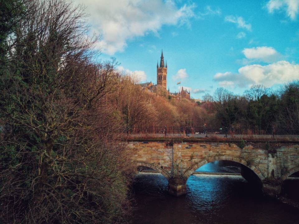 格拉斯哥大学古典的校园建筑。其主楼由著名哥特复兴式建筑学家Sir George Gilbert Scott设计,是仅次于英国议会大楼的第二大哥特式建筑群。