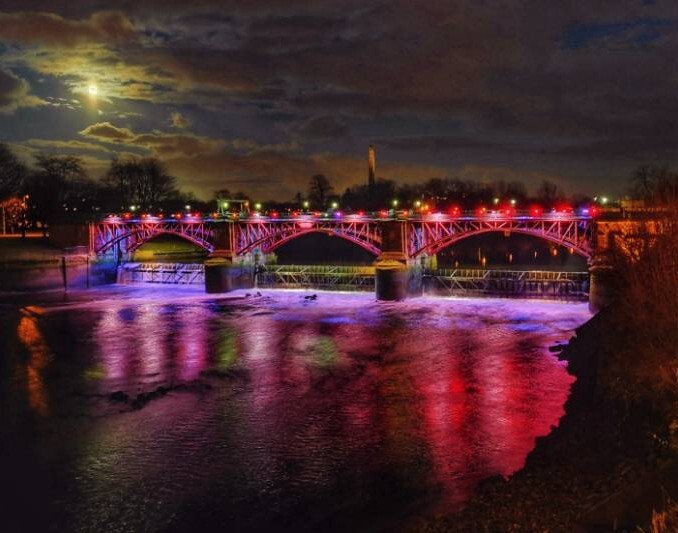Glasgow人口58万,是苏格兰之最英国第三大城市。<br />
位于苏格兰西部的克莱德河,发源于南拉纳克郡,流经格拉斯哥市中心,汇入克莱德湾Firth of Clyde,注入连接爱尔兰海和大西洋的北海峡,全长176公里,是苏格兰的第三长河。上游水清多鱼向北穿过河谷,至比格附近急转向西北。在克莱德瀑布一段6.4公里内落差达75公尺。<br />
汉米敦以北流域地区经济以采煤和重工业为主。穿过沿海城镇邓巴顿和格陵诺克附近景色宜人的田原丘陵后流至克莱德河湾,注入大西洋,全长170公里。<br />
当年在此建棉纺厂,现有数座小水电站。流至克罗斯福德附近形成的宽阔谷地有大片耕地,以出产克莱兹代尔马闻名。<br />
1770年代克莱德河的加深使得较大的船只也可航行到河的更上游,对19世纪格拉斯哥工业,特别是造船业的勃发有直接的关系。<br />
18世纪后克莱德河经疏通加深后通航至格拉斯哥,使之迅速成为主要工业城市和世界最大造船业中心。<br />
19世纪末维多利亚时代,格拉斯哥已有了大英帝国第二城市SecondcityoftheEmpire的美誉。当时全世界的船只和火车大多都是在格拉斯哥制造的。<br />
格拉斯哥的制造业曾是城市的中心产业,克莱德河畔的造船业更是重中之重。近年来众多苏格兰企业总部设于此。<br />
River Clyde是格拉斯哥的母亲河。<br />
今天被公认为时尚、设计和建筑的中心,前卫,有性格,又风度翩翩,活力四射。格拉斯哥成功转身,发展成为欧洲十大金融中心之一。<br />
<br />