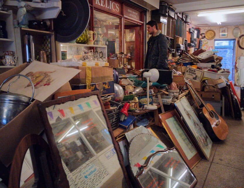 90年代后出生的人大都通过ebay网络买进或卖出商品。<br />
来到格大后发现我的学校有一家买卖二手货的商店,规模不大却是琳琅满目。学长学姐升级了毕业了换下来的东西,小台灯镜子招贴画应有尽有很是实惠。<br />
在上海以前最著名的二手店非淮国旧莫属。当年的商场很大,前门是淮海中路后门就是向明中学咫尺之遥的长乐路。<br />
淮国旧曾经是上海人经常去淘宝的地方。数千平方米的旧货商店里,人们可以买到价廉物美的出口转内销商品,一些国外名牌旧货及特许经营的波兰等国的进口品牌。<br />
嗜好老货的淮国旧迷,淮海路重庆路是老克勒们流连忘返的天堂。我家现在还有银壳的打火机,和茂名路老家二楼杨家伯伯送的旧唱片。<br />
1949上海古玩商业系统分类实行全行业公私合营。百业凋敝新政府把接管旧政权遗留下的资产,通过一个资金来源渠道,淮国旧变卖各类物资和各式查抄罚没物品。<br />
卖书画的统一合并到朵云轩,卖旧书碑帖的合并到上海古籍书店,卖古董的合并到上海文物商店,再加上上海旧货商店、友谊商店,上海有六家一级资质的文物公司。<br />
1954年《解放日报》上登载了一则广告:国营上海市贸易信托公司旧货商店,将于9月29日开业。<br />
这也就是后来坊间习惯称作的淮国旧。<br />
1956年淮国旧开辟了收购寄售业务,除了不卖吃的以外,几乎什么商品都可以找得到。清末民初的旧衣裳、钟表,长衫、皮袍子、皮大衣,象牙筷子,劳力士表、真假古董。<br />
淮国旧为新上海建设筹措资金完成了特殊历史使命。淮国旧里的派克金笔、兰陵自行车、欧米茄手表等,即使现在也是奢侈商品。<br />
二手店给信息封闭的魔都市民打开了一扇窗,成为当时仅有的陈列、眺望买卖国外名牌货的交易观摩学习之地。<br />
格拉斯哥大学的淮国旧,闪亮的色彩里面,少了许些魔都昔日的传说。<br />