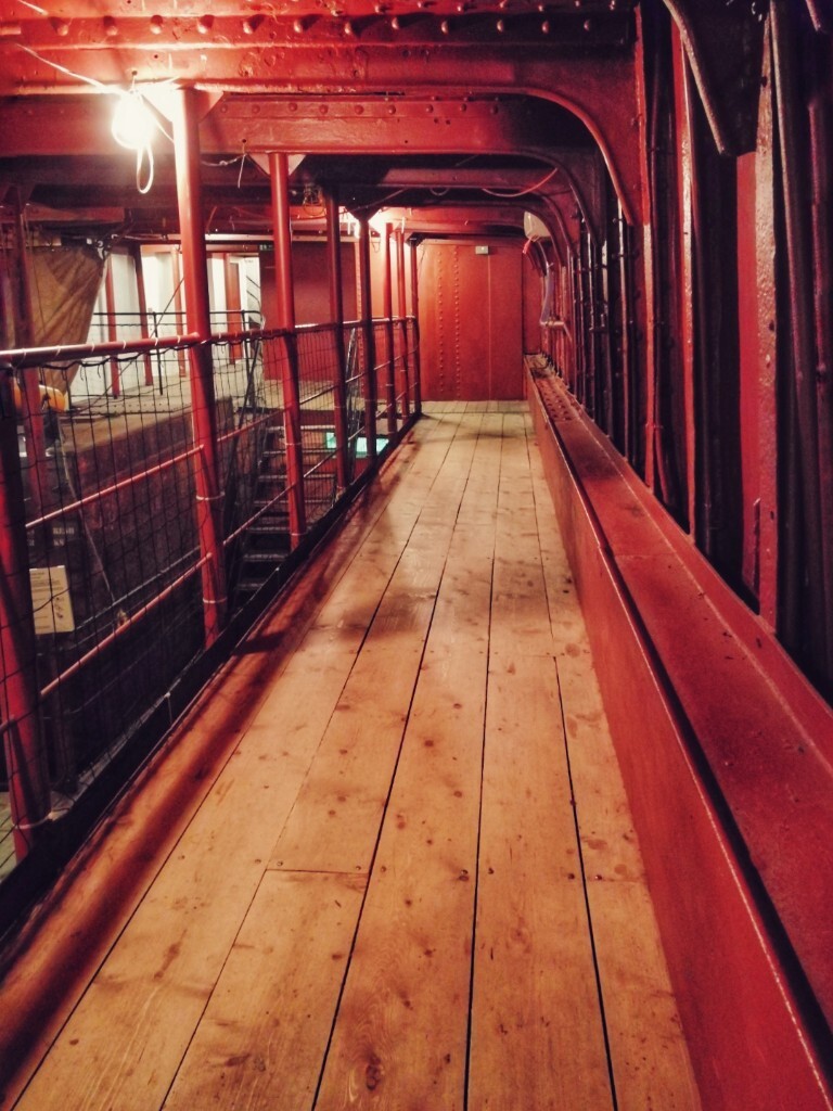 馆外，停靠着建造于1899年的格兰里号。它是世界上仍然漂浮在水面上的5艘克莱德船厂建造的船只之一，三层楼高，它见证了这个城市的传奇与变迁，为我们划出一道又一道岁月的涟漪，讲述着它的燃情岁月。