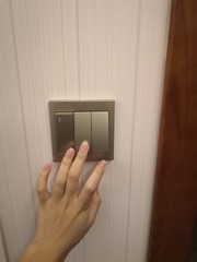 1084930