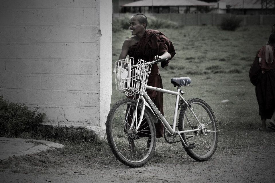 看師兄學車成功<br />
©屿恩2011, Niang Shwe (Inle Lake), Myanmar