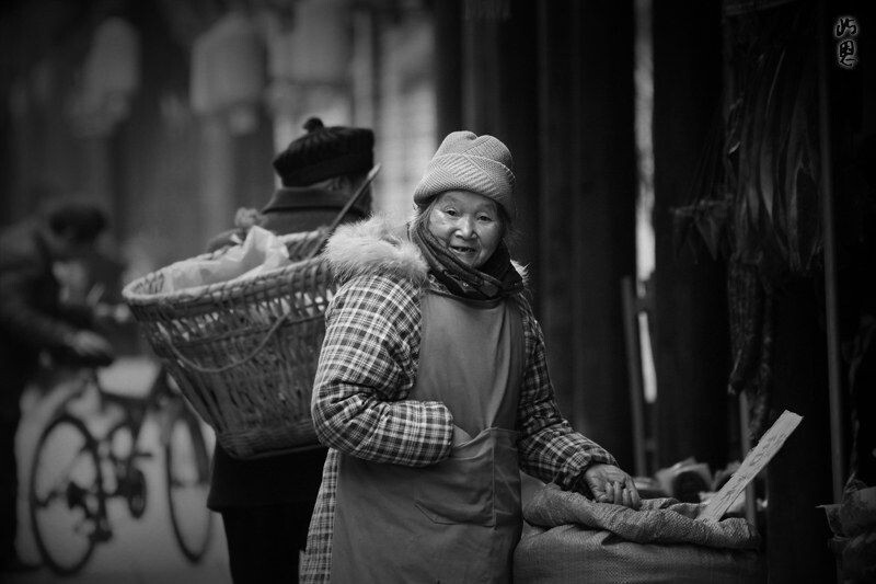 笑容可掬的婆婆<br />
©屿恩2011, Jie Zi, Chengdu, China