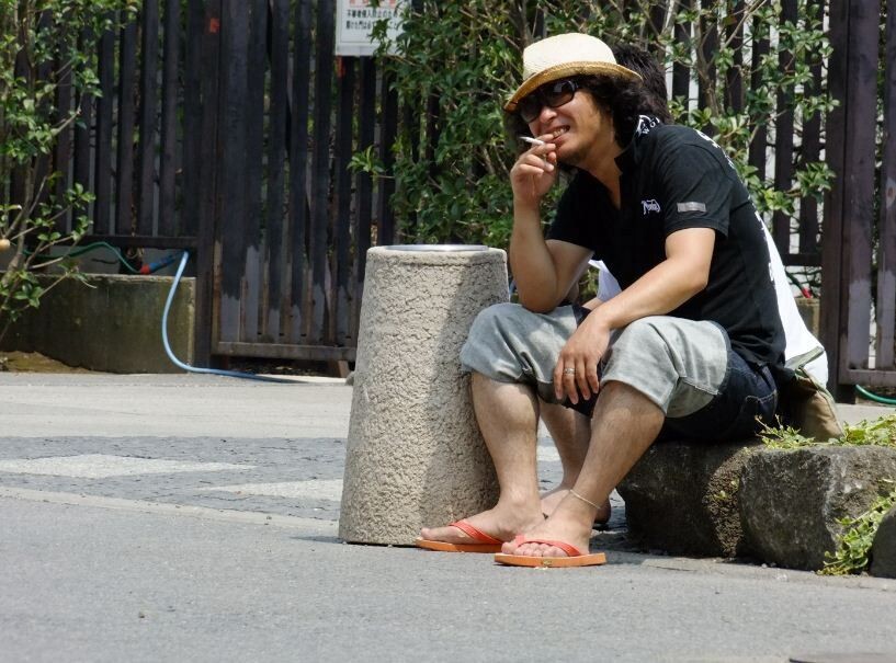 抽烟<br />
烟灰不能乱弹~