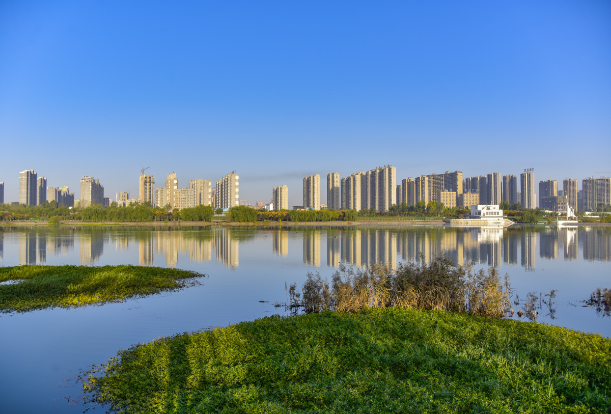 《湿地与城市》位于河南洛阳的伊河经过近些年的综合治理,生态环境