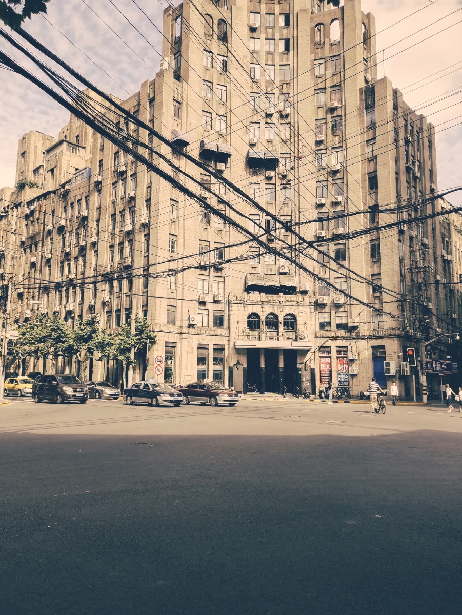 穿行在八十年代夜上海的街头