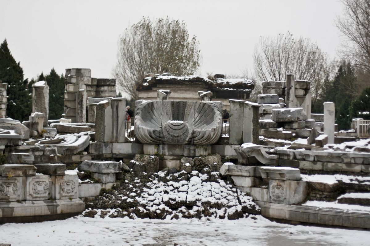圆明园秋冬的雪后苍凉废墟