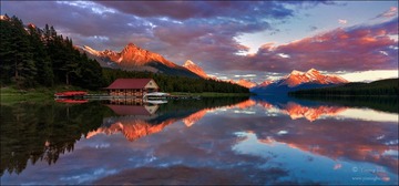 Maligne Lake的辉煌日落