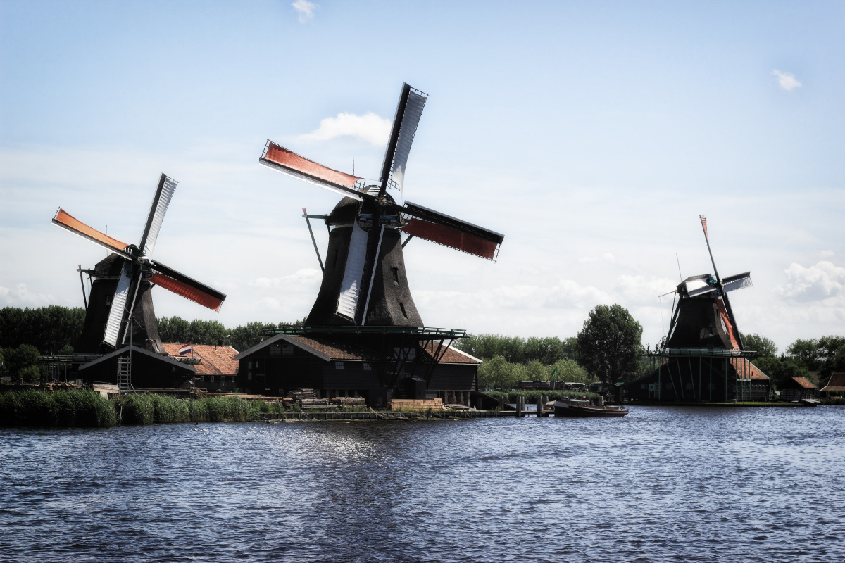 桑斯安斯风车村,村里风车连着的是磨坊,不像现在都用来发电了.