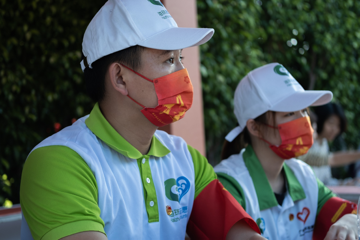 志愿者们在广交会上的付出,体现了广州的城市面貌与活力.