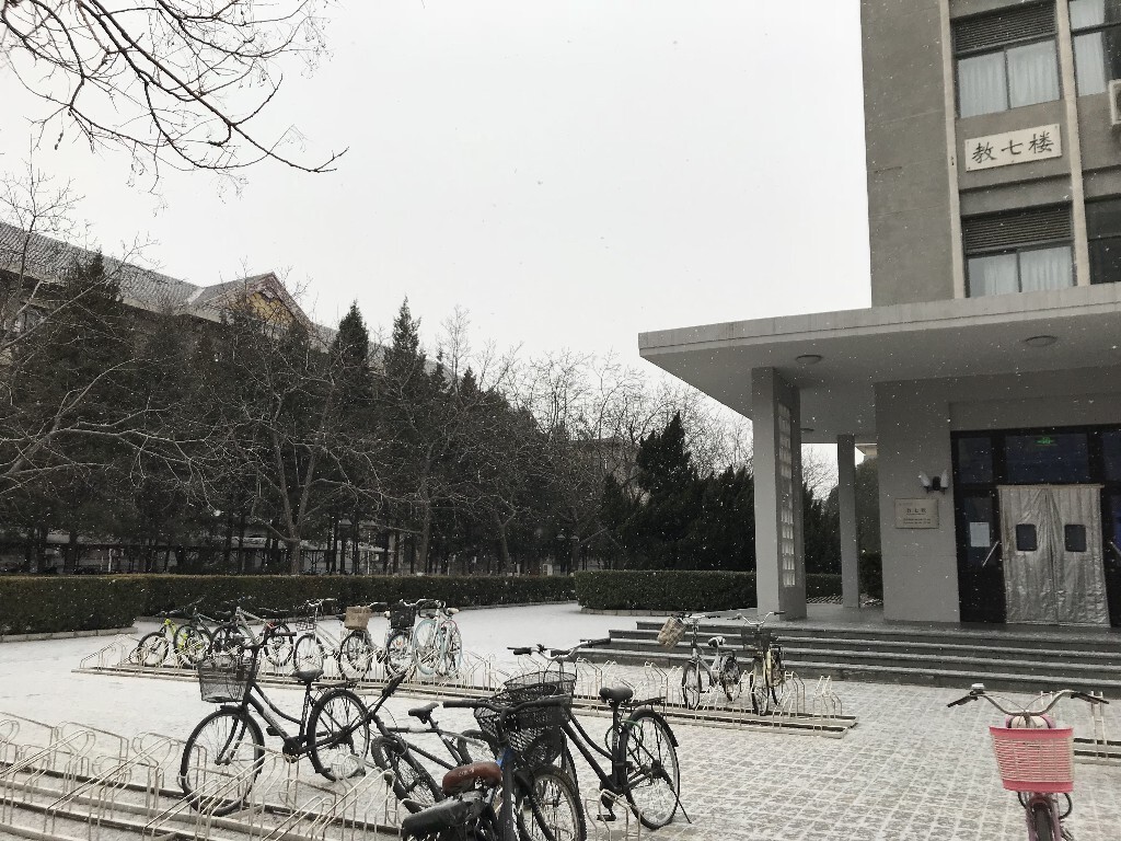 雪中的北师大：教七