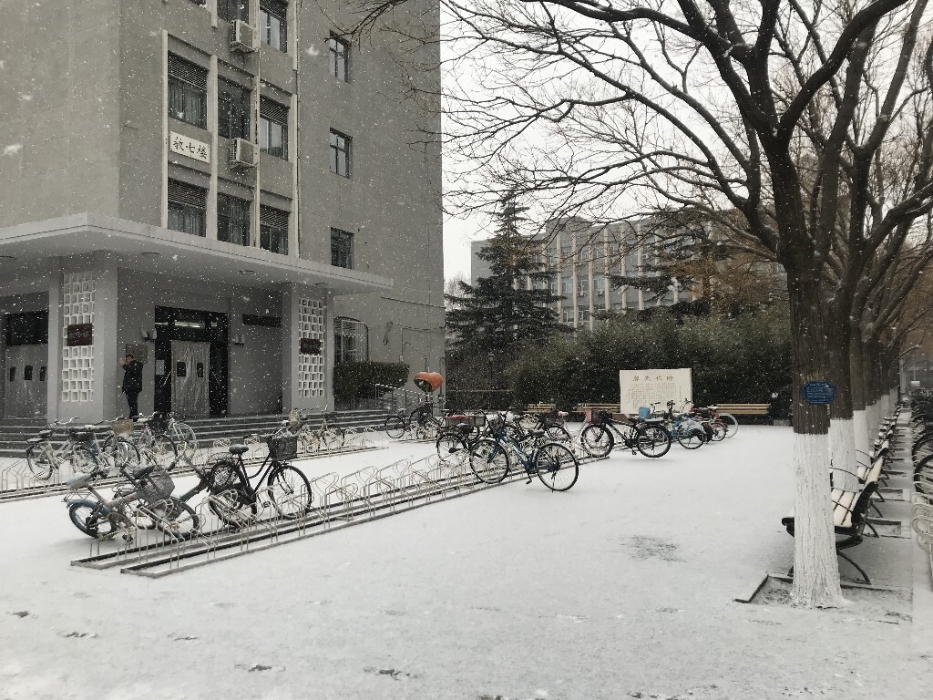 雪中的北师大：教七