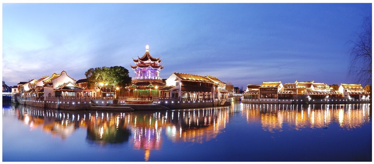 山塘码头夜全景，用米3慢快门两秒曝光，拍了三张横图，拼接出全景。