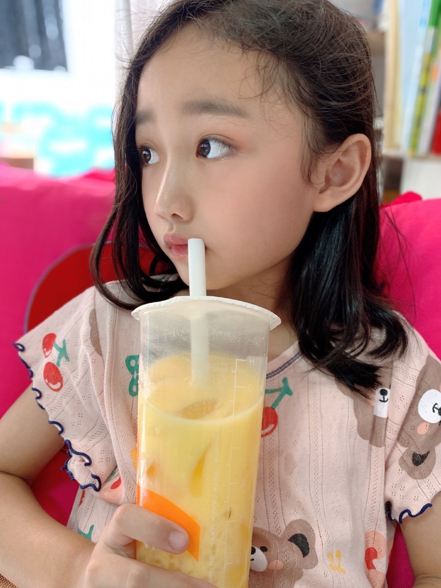 喝奶茶的小女孩