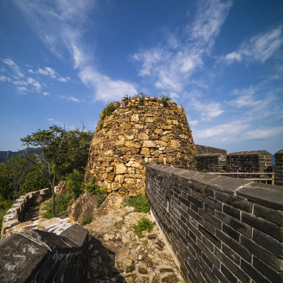 烽火台: 明朝圆形烽火台,迄今保存比较完整的.位于天津与河北交界处.