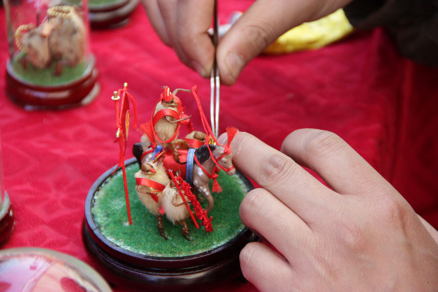 毛猴制作 br /> 老北京特有的一种民间艺术品,毛猴艺术将猴子的天然