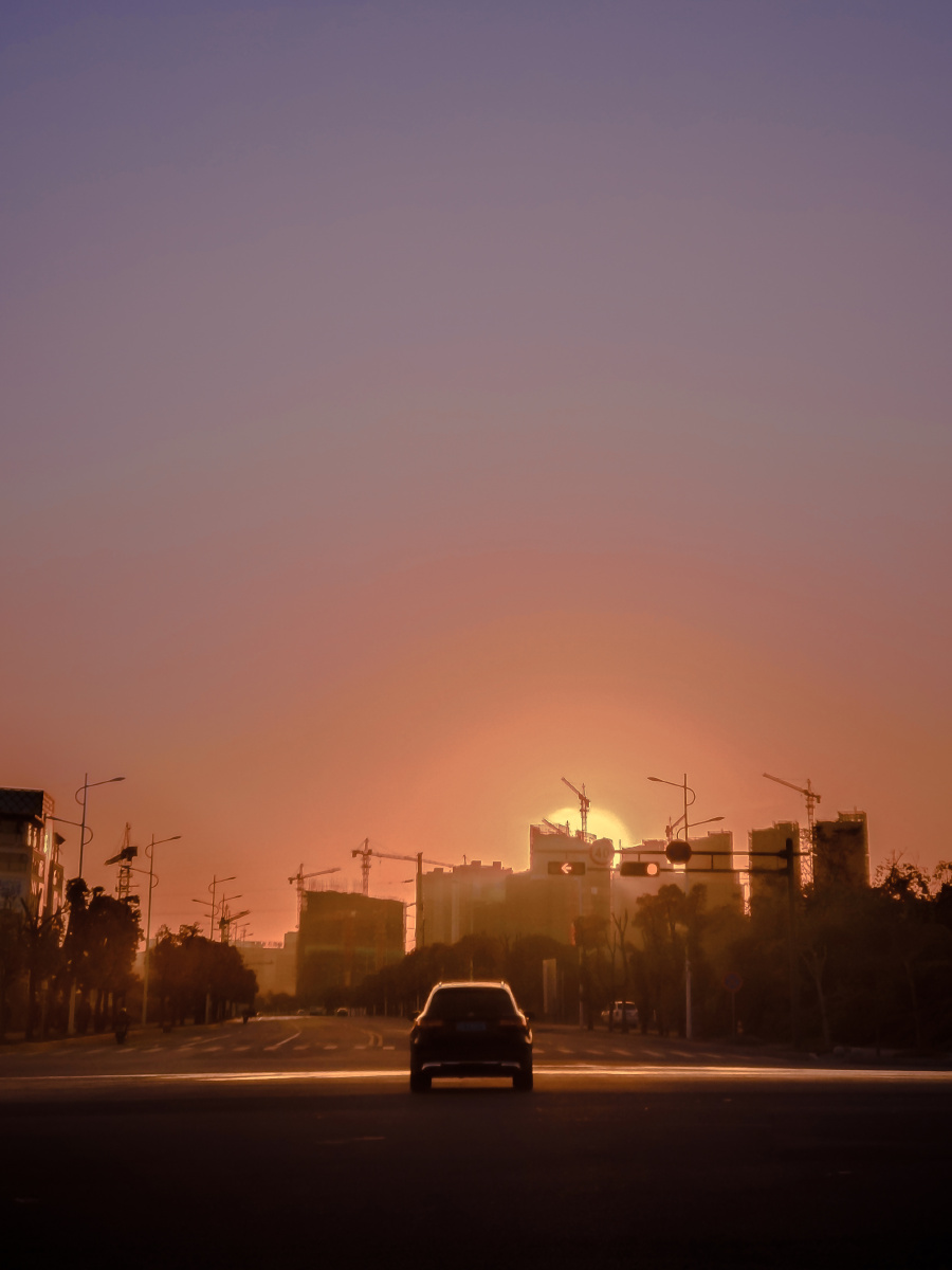 冬日黄昏时街头光影