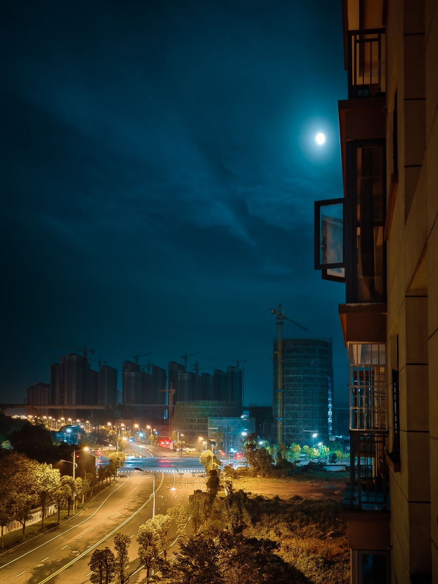 疫情期间月夜下宁静的街道