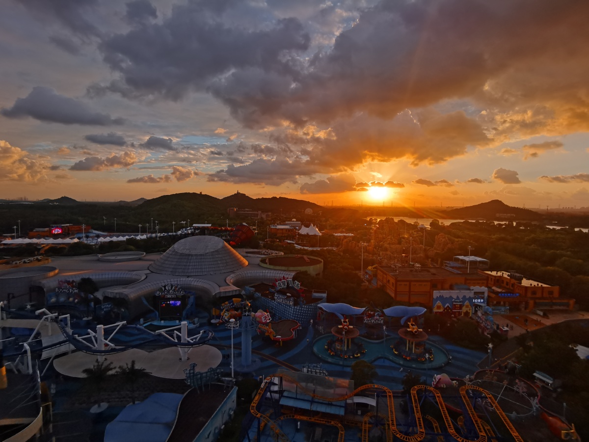 2021年仲夏天上的积云配上夕阳上海欢乐谷金银岛