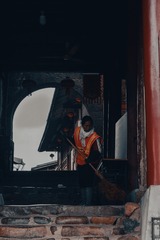 39084