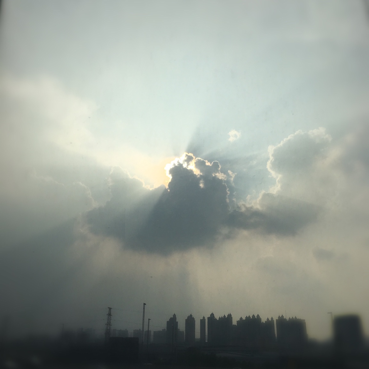 浮云难蔽日雾散终有时