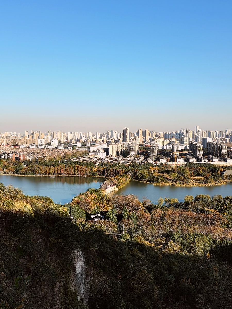 站在无锡山水东路龙王山上看长广溪湿地公园