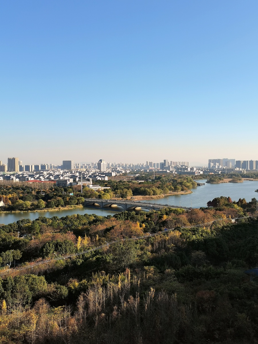 站在无锡山水东路龙王山上看长广溪湿地公园