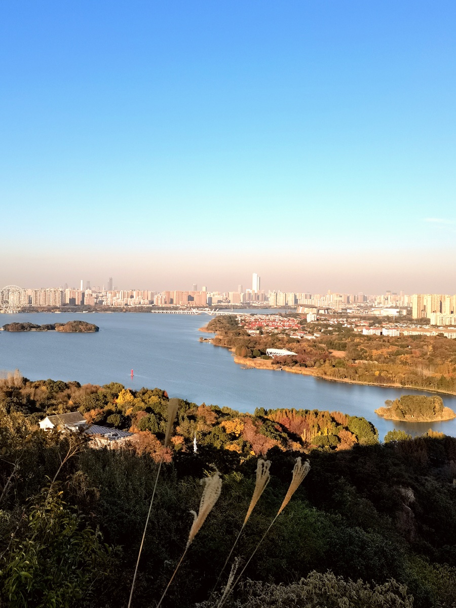 站在无锡山水东路龙王山上看长广溪湿地公园