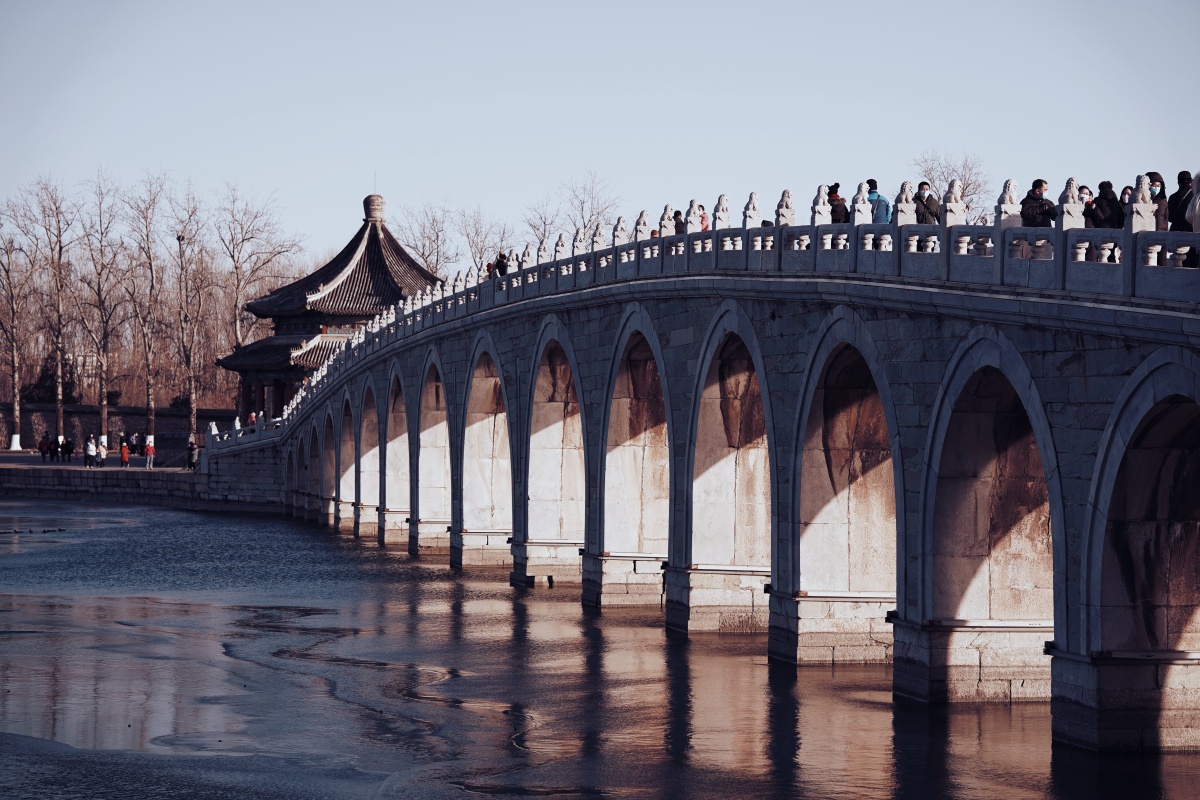 夕阳下的中国古代建筑石拱桥