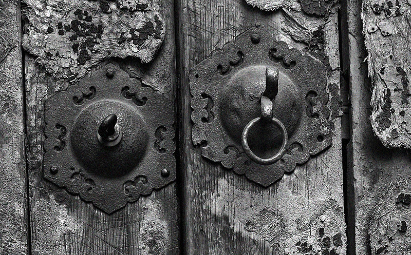 里拍的,当时除了这家以外,胡同里所有的大门都换成了统一样式的铁门