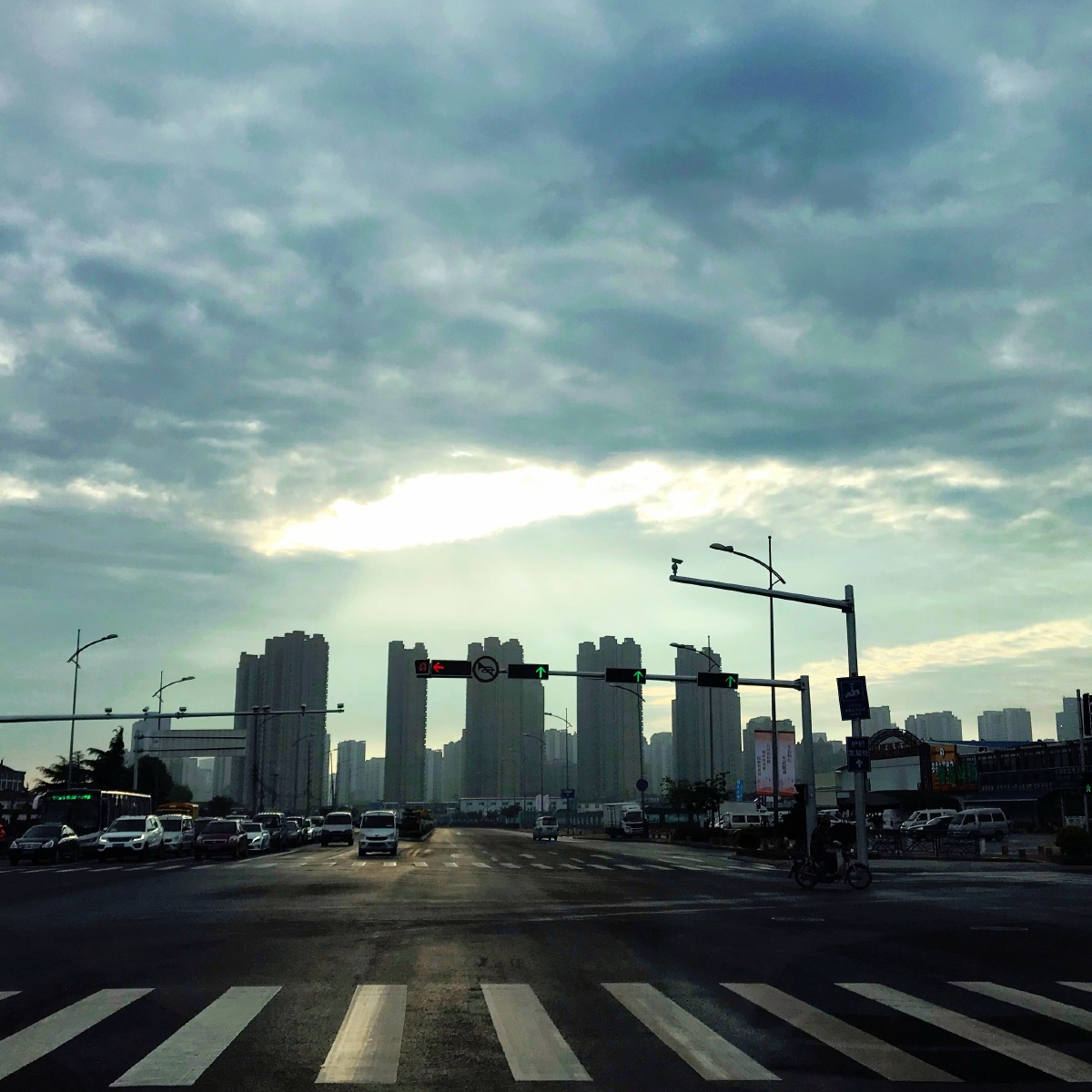 清晨的十字街头