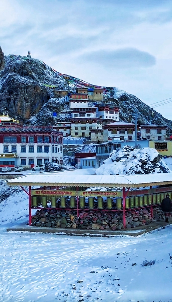 孜珠寺位于西藏的琼布丁青称天空之城海拔4800米之高