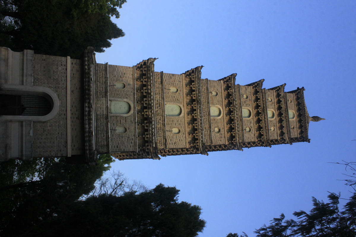 登顶赤诚山近看梁妃塔