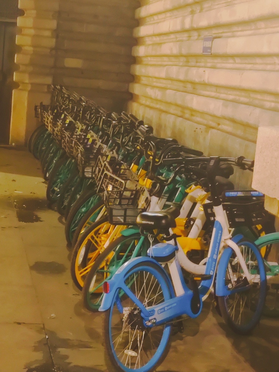 夜晚海河边上的共享单车04