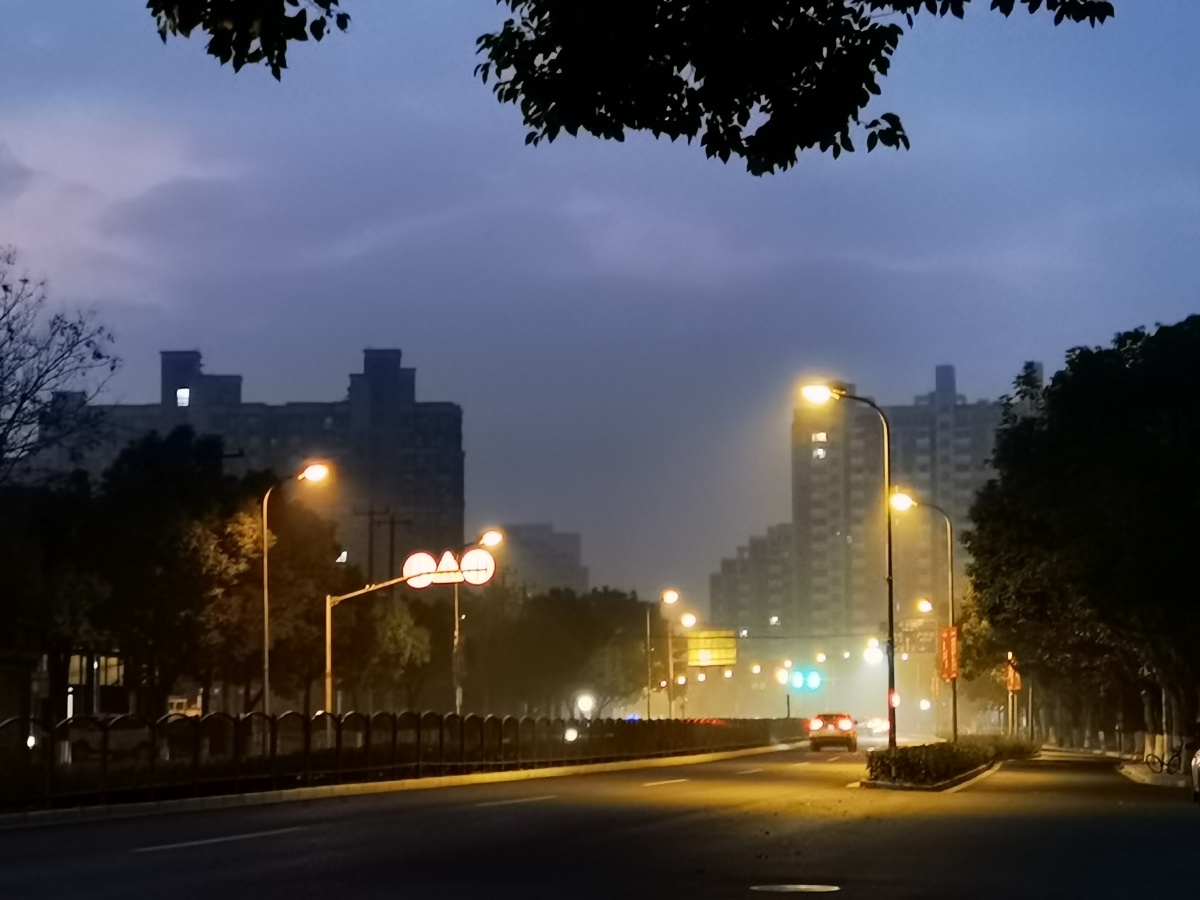 今日雾早上朦朦胧胧的街灯