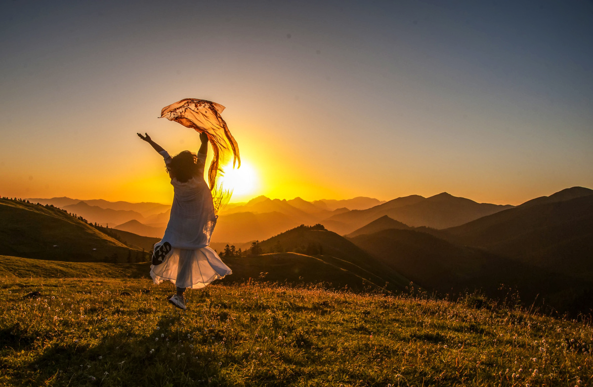 清晨,山梁上对着太阳跳舞的人