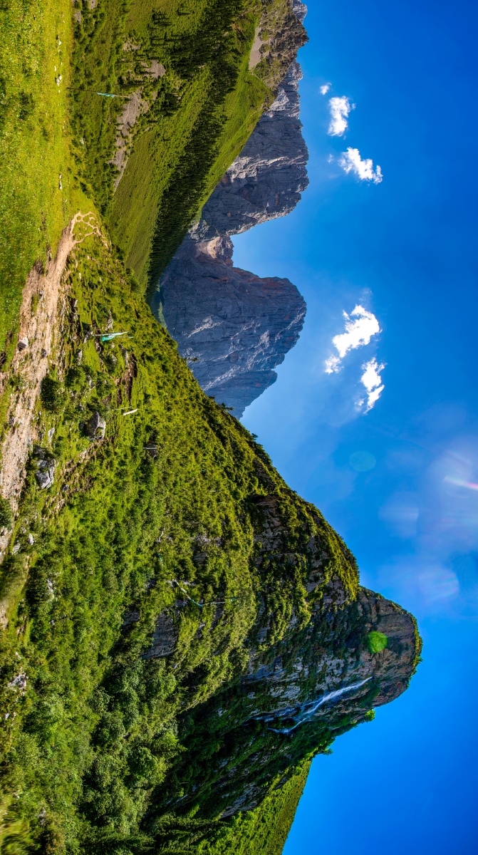迭山石门天泉在卓尼县喀尔钦沟石门正前一个山头上一股不是太大的清水
