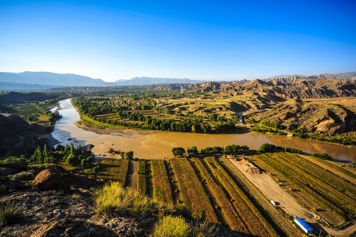 东乡县唐汪川段的洮河,洮河水不黄,因为头天下雨才变黄的.