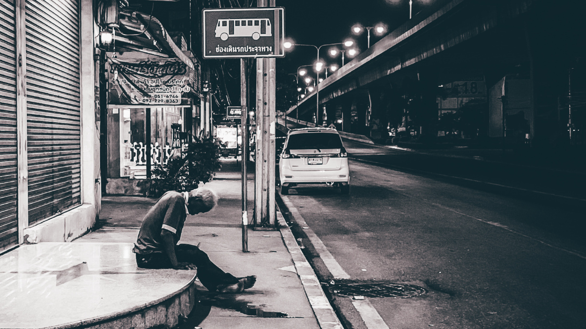 曼谷凌晨的街头即刻记录下一位醉酒是跨年的夜晚逢年过节有人不想回家