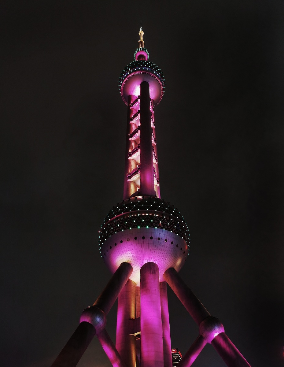 夜空下仰拍的东方明珠