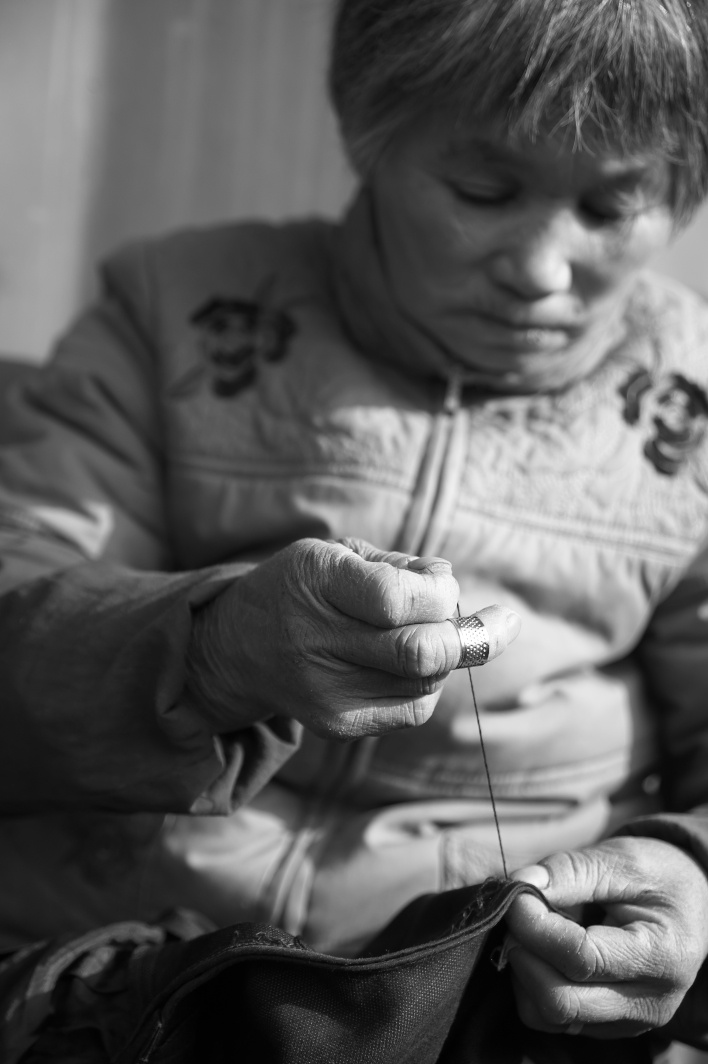 2011,母亲缝补衣服