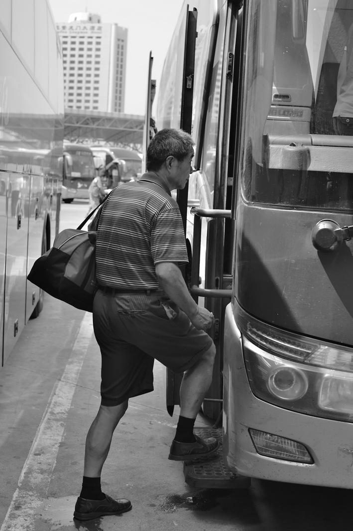 2011,我出差去,老父来上海帮着照看孩子,送他回家时这一背影深刻脑海