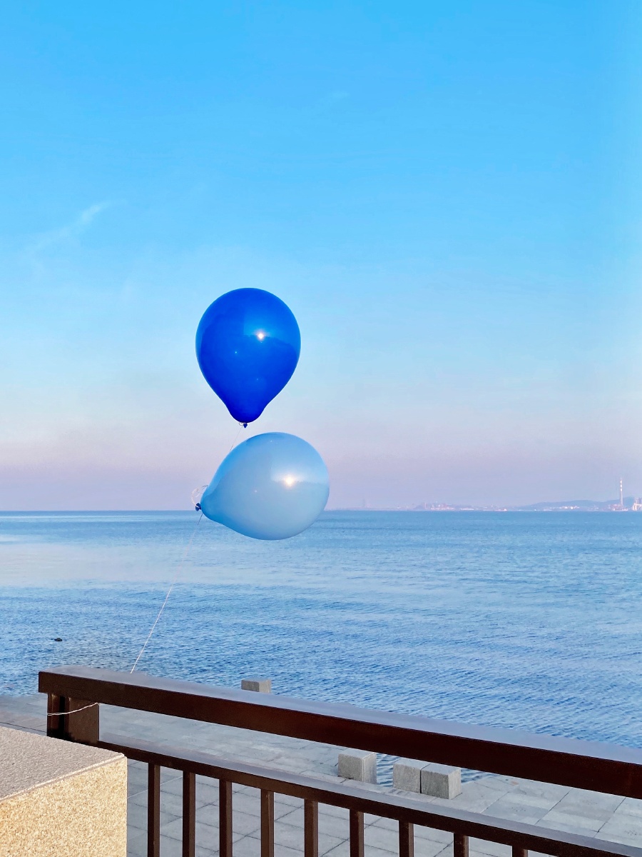 海边的蓝气球