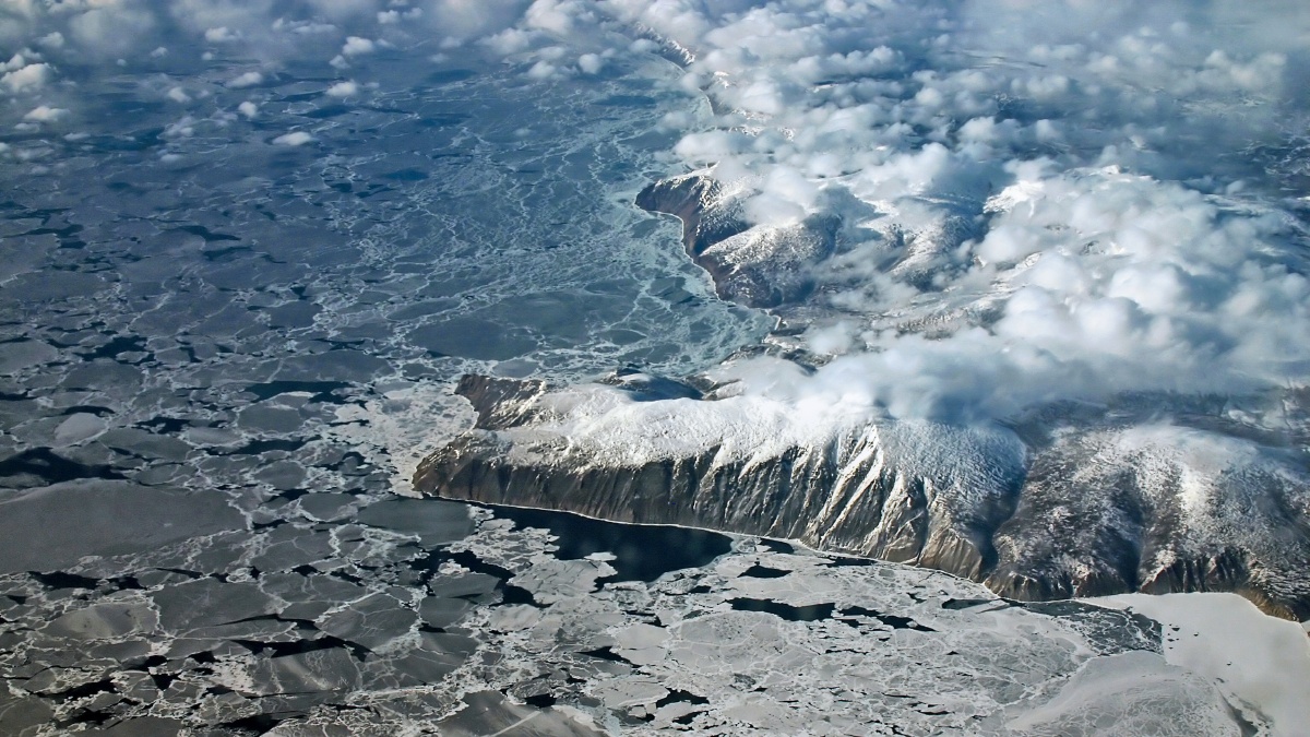 在旧金山至北京的航班上,飞机飞越白令海峡时,幸运的话赶上晴天无云