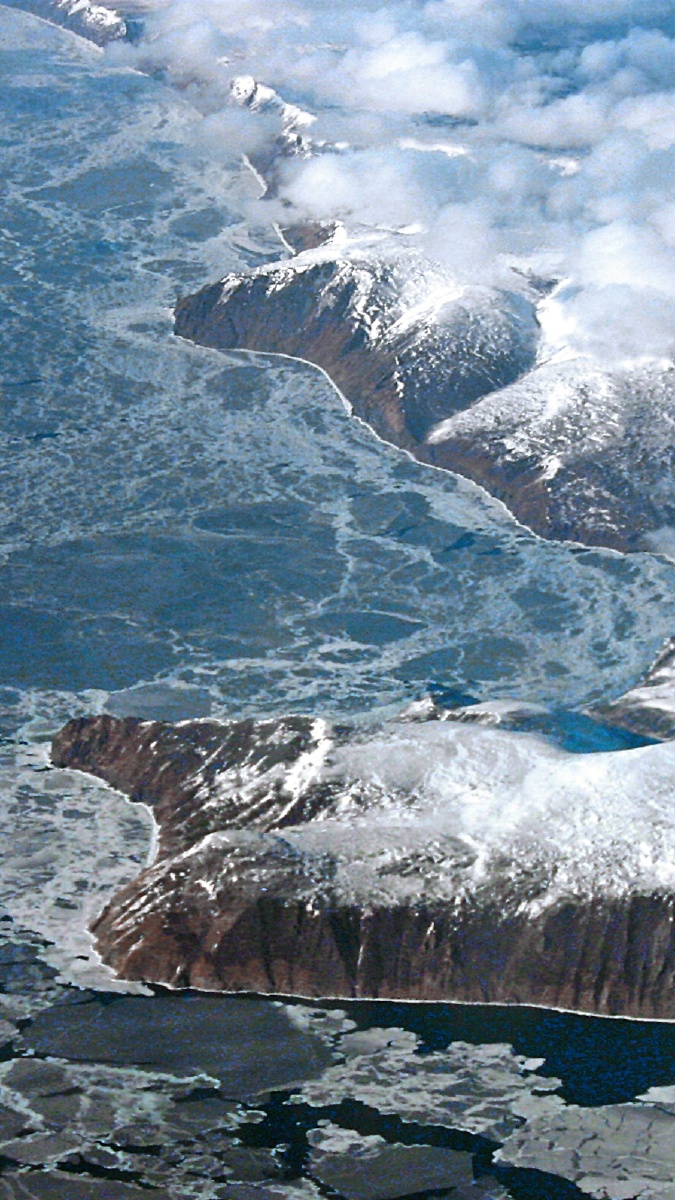 在旧金山至北京的航班上,飞机飞越白令海峡时,幸运的话赶上晴天无云