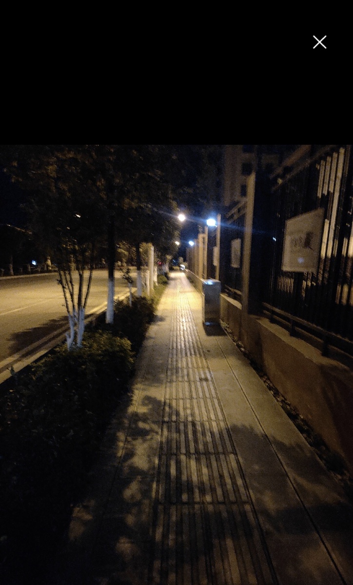 静静的夜静静的走着