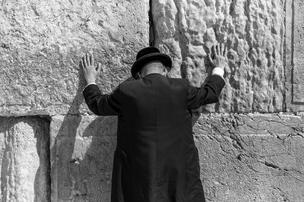 西墙下的祈祷者